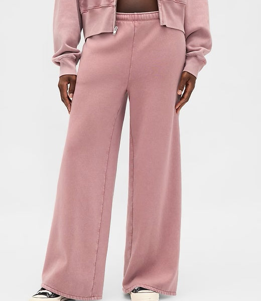 Casual sports outfit: Full-zip Wedge Hoodie and Baggy Sweatpants