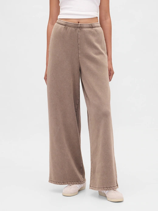 Casual sports outfit: Full-zip Wedge Hoodie and Baggy Sweatpants