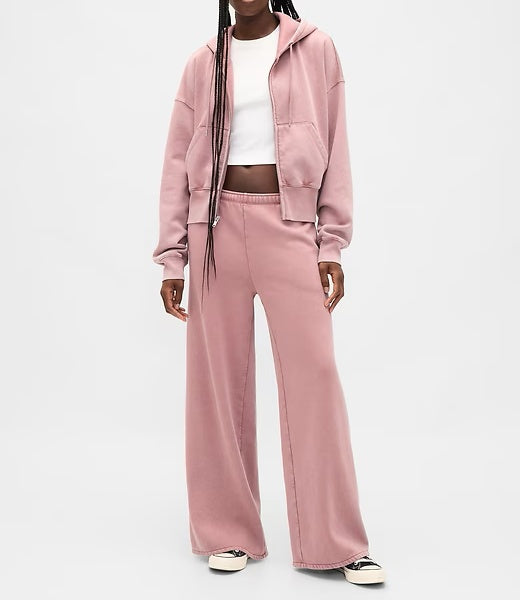 Casual sports outfit: Full-zip Wedge Hoodie and Baggy Sweatpants