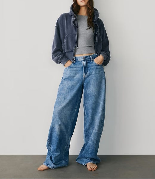 Casual sports outfit: Full-zip Wedge Hoodie and Baggy Sweatpants