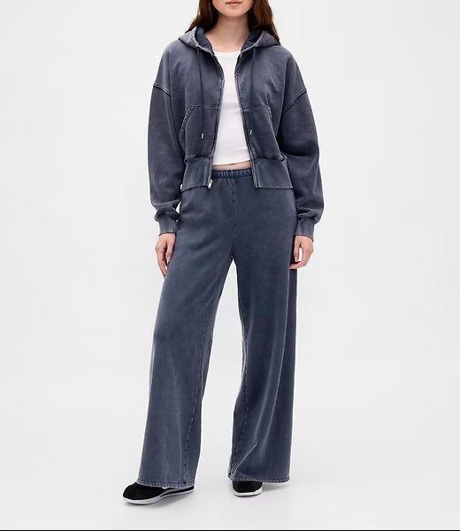 Casual sports outfit: Full-zip Wedge Hoodie and Baggy Sweatpants