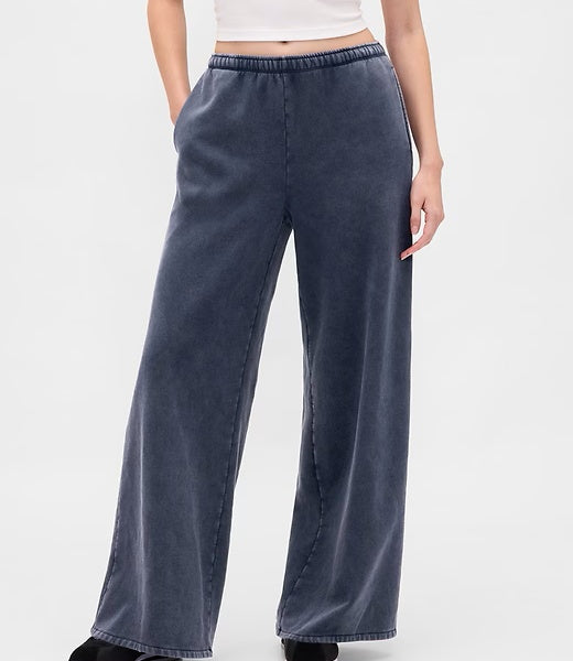 Casual sports outfit: Full-zip Wedge Hoodie and Baggy Sweatpants