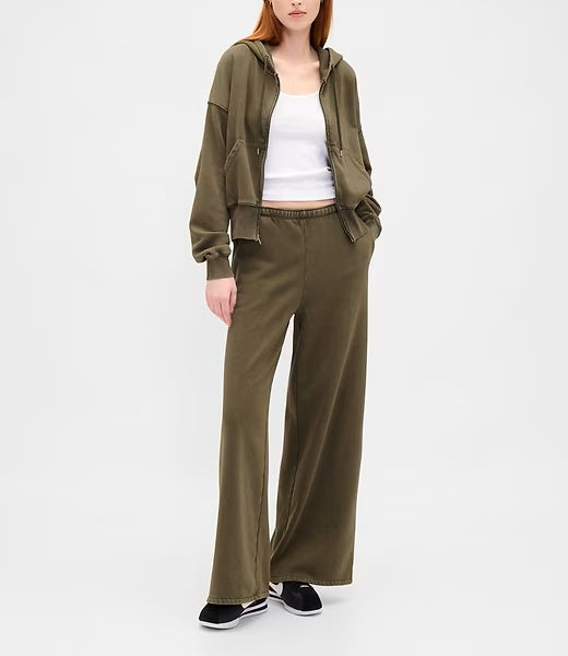 Casual sports outfit: Full-zip Wedge Hoodie and Baggy Sweatpants
